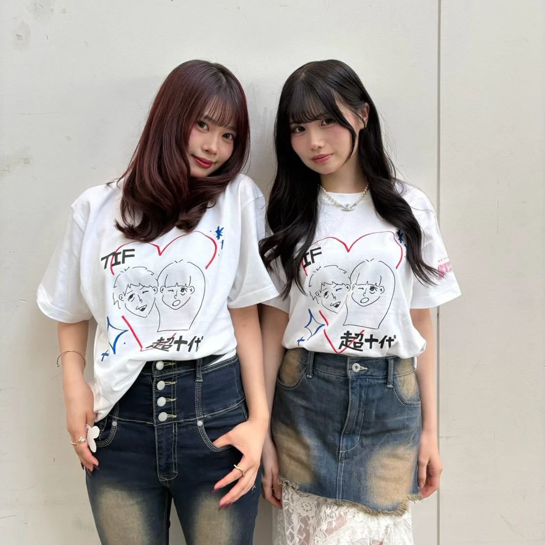 超アイドルアワード2026のステージ着用Tシャツを着た2名